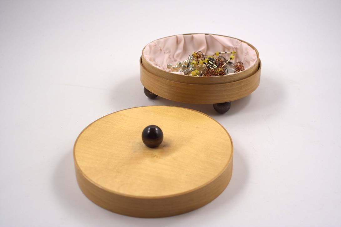 Foto Plain Round Wooden Box, Light Veneer with Black Spherical Shaped Handle and Feet