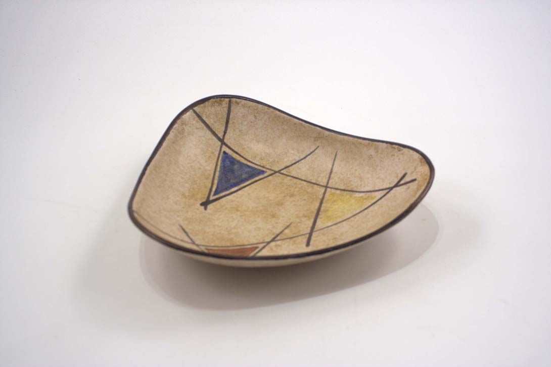 Foto Beige Triangular Ceramic Bowl / Plate, Black Lines and Yellow/Red/Blue Triangles, 1958