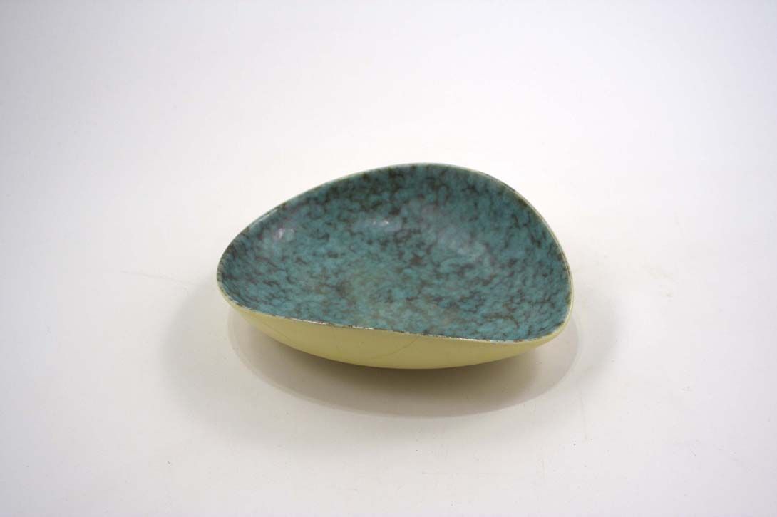 Foto Triangular Ceramic Bowl, Yellow Outside, Marble Tourquoise Inside, 1955
