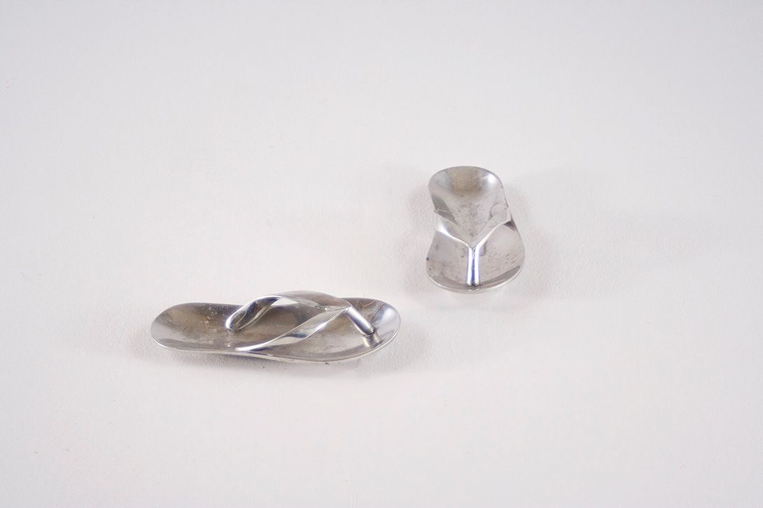 Foto Uncommon and Unique Metal Snack Bowls, Flip Flop Shaped