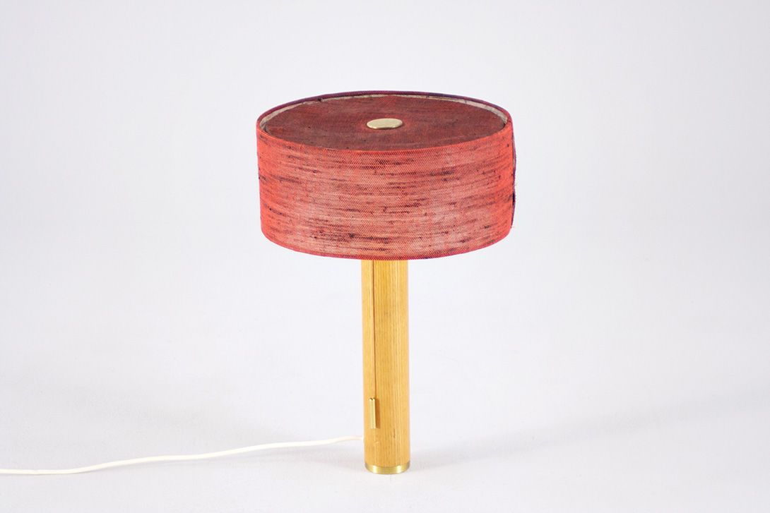 Foto Danish Table Lamp Wooden Base Red Silk Shade 1963 h50 BE4