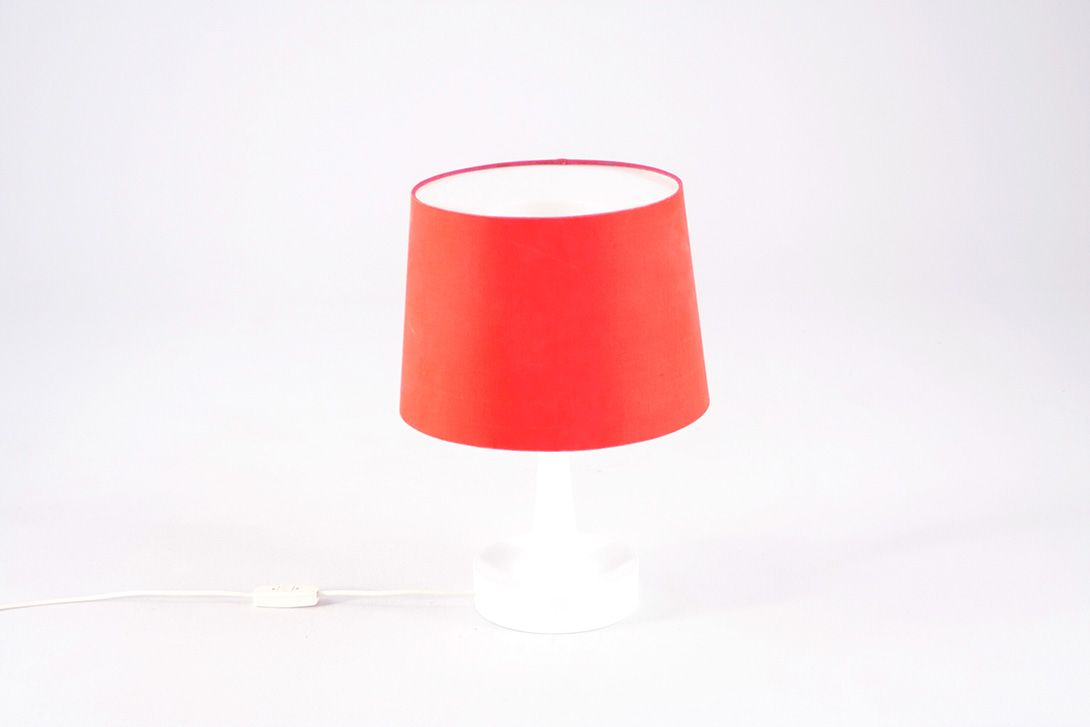 Foto White Plastic Lamp with Red Shade Classic 1970 h53