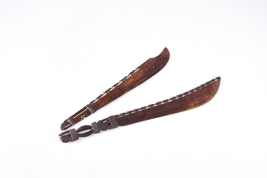 Foto African Wood Knifes with Carved Elephants Decoration