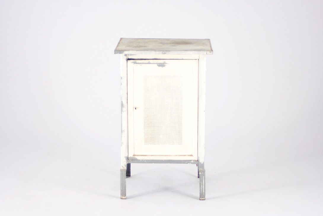 Foto Rustic Metal Cupboard