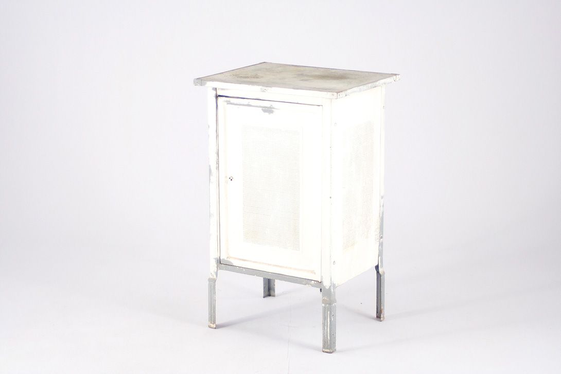 Foto Rustic Metal Cupboard