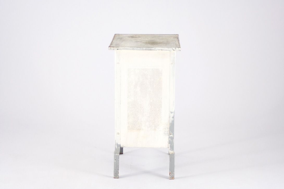 Foto Rustic Metal Cupboard