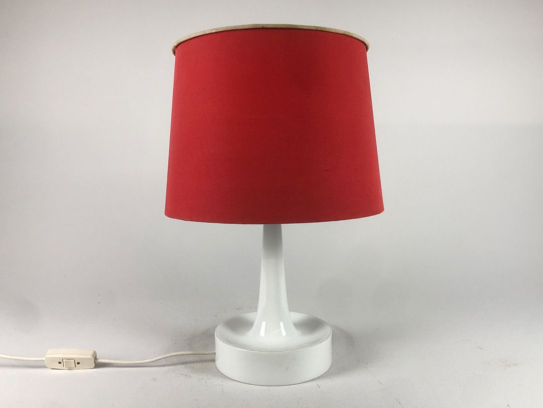 Foto White Plastic Lamp with Red Shade Classic 1970 h53