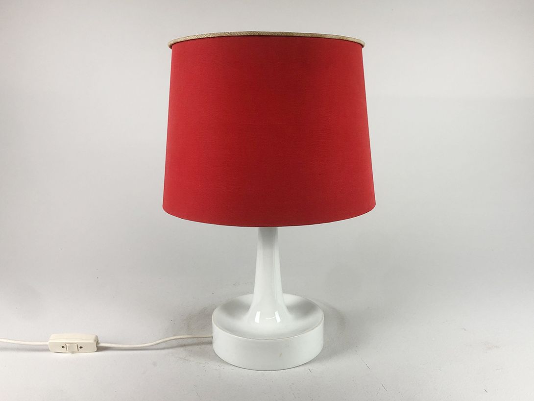 Foto White Plastic Lamp with Red Shade Classic 1970 h53