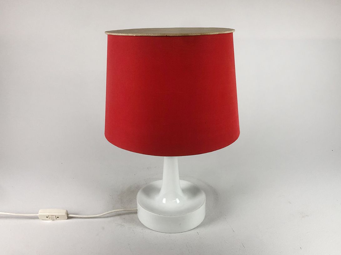 Foto White Plastic Lamp with Red Shade Classic 1970 h53