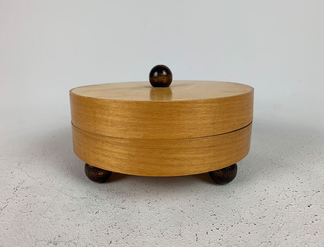 Foto Plain Round Wooden Box, Light Veneer with Black Spherical Shaped Handle and Feet