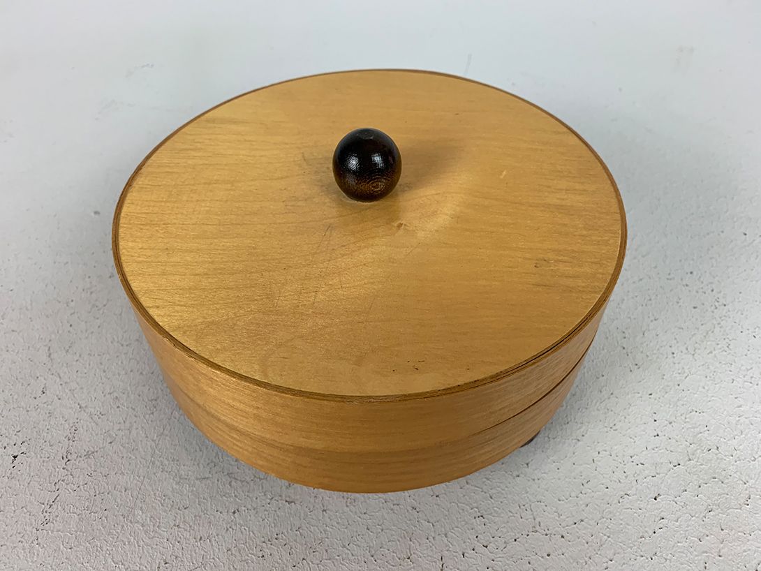 Foto Plain Round Wooden Box, Light Veneer with Black Spherical Shaped Handle and Feet