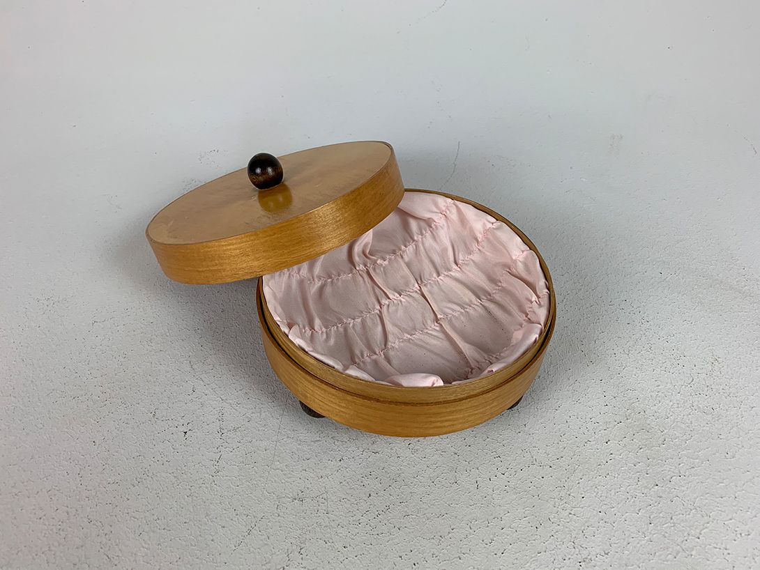 Foto Plain Round Wooden Box, Light Veneer with Black Spherical Shaped Handle and Feet