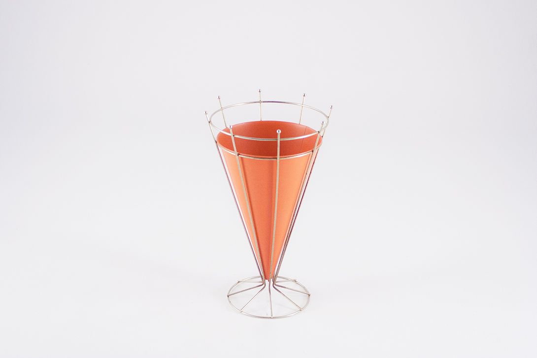 Foto Umbrella Stand, Red Cone with Brass Stand