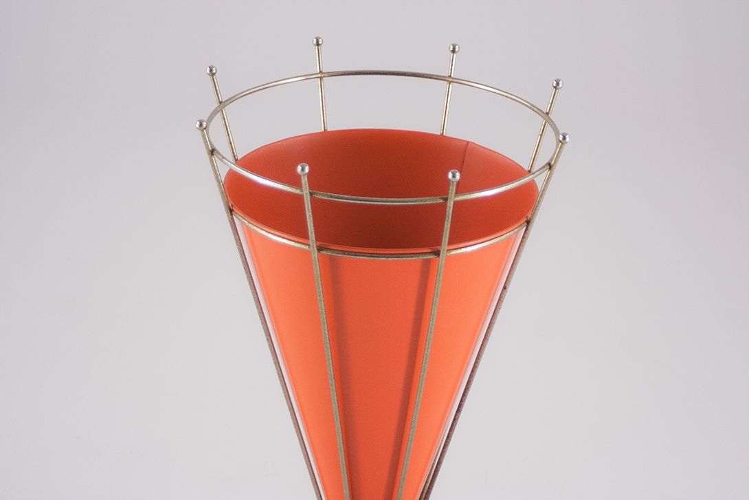 Foto Umbrella Stand, Red Cone with Brass Stand