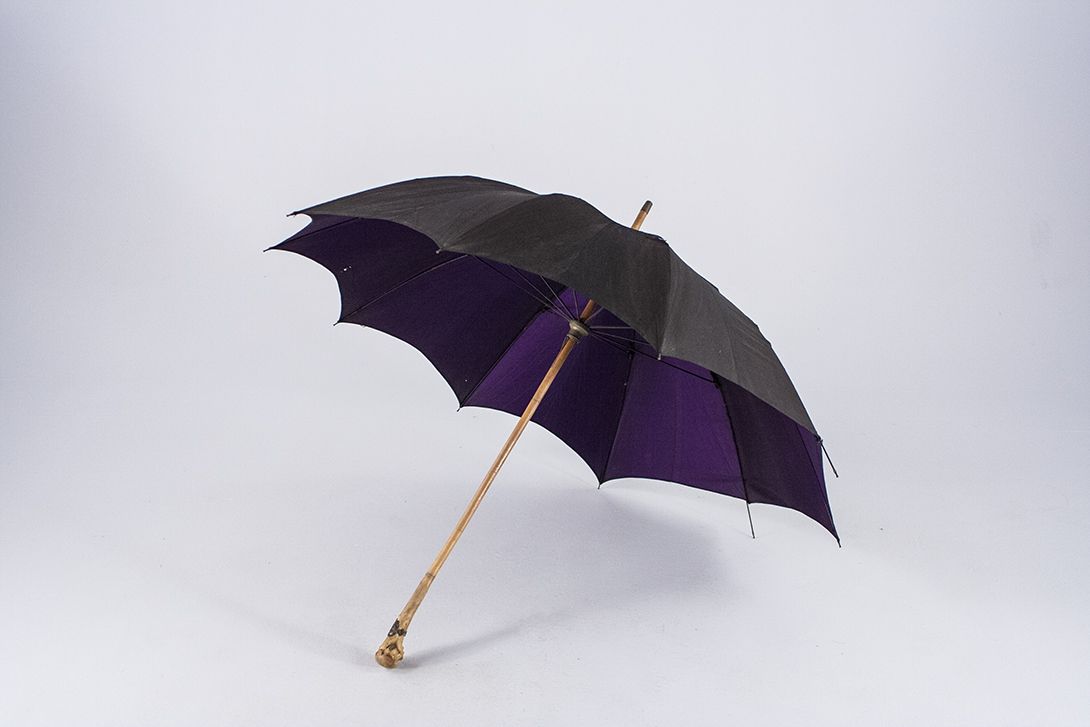 Foto Vintage Umbrella, Black Outside, Purple Inside, Rustic Wooden Handle
