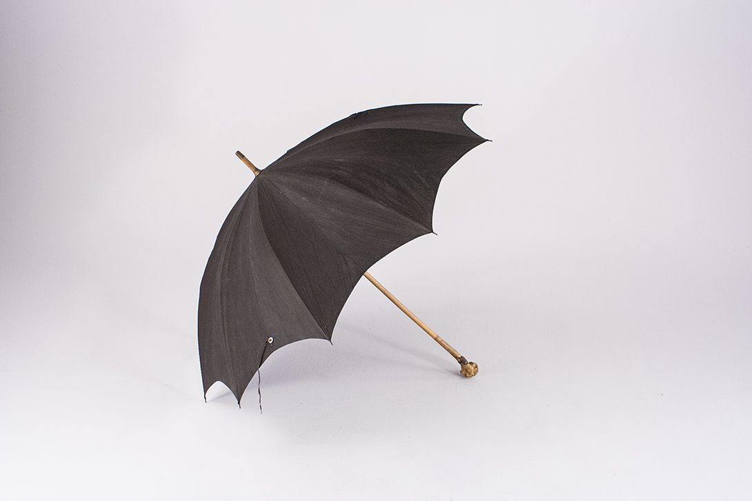 Foto Vintage Umbrella, Black Outside, Purple Inside, Rustic Wooden Handle