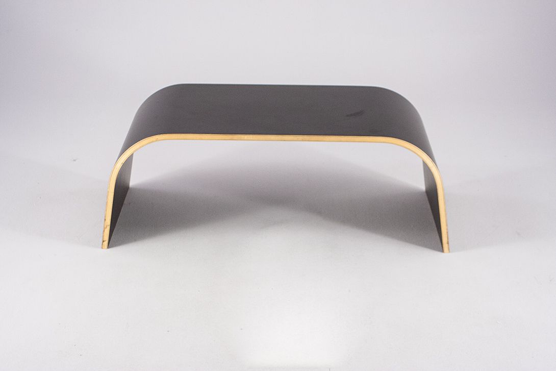 Foto Curved Black Plywood Coffee Table Antwerp 2000 h32x84x40