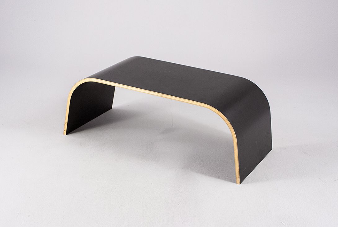 Foto Curved Black Plywood Coffee Table Antwerp 2000 h32x84x40
