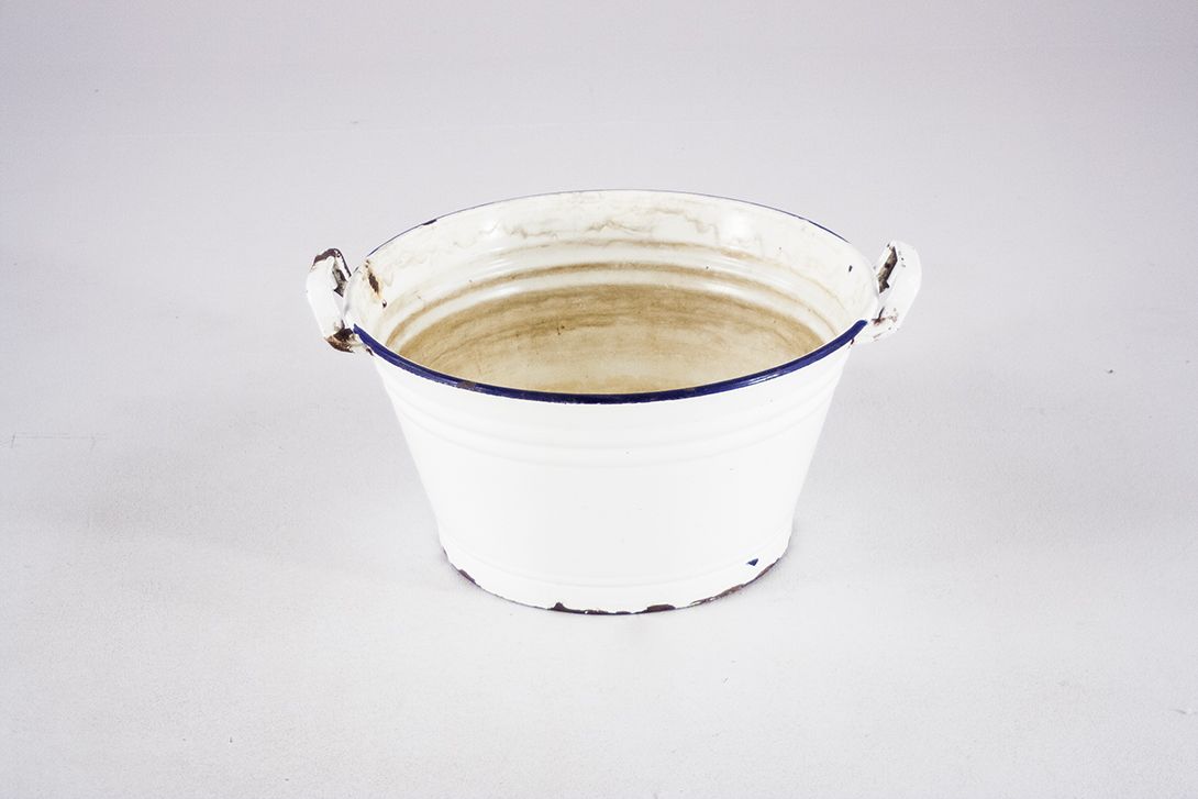 Foto Flat White Clothe Washing Bucket North England 1933