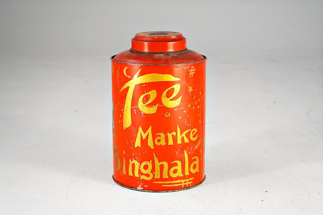 Foto Red Cylindric Tea Box Tin Marke Singhala h34x19