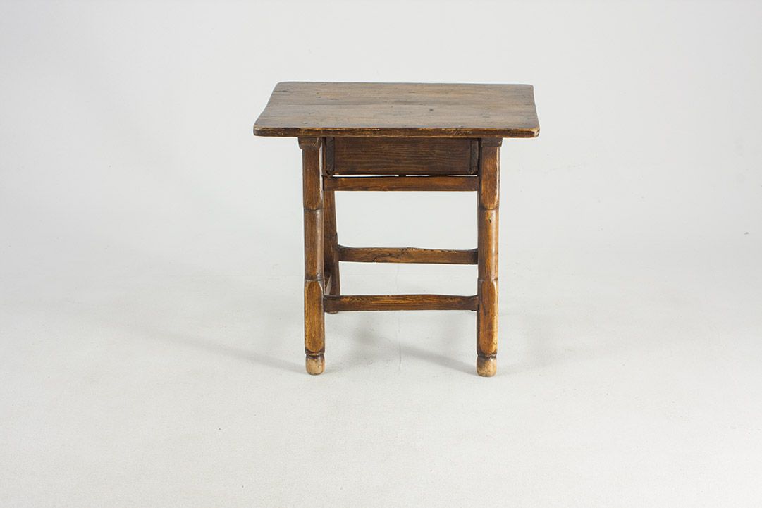 Foto Oak Country Side Table 1850 h52x46x61
