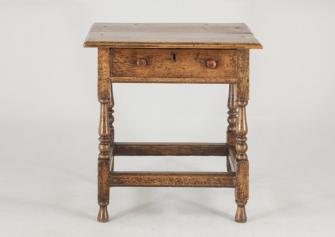 Foto Wooden Side Table Baroque Country Style h72x72x54 **