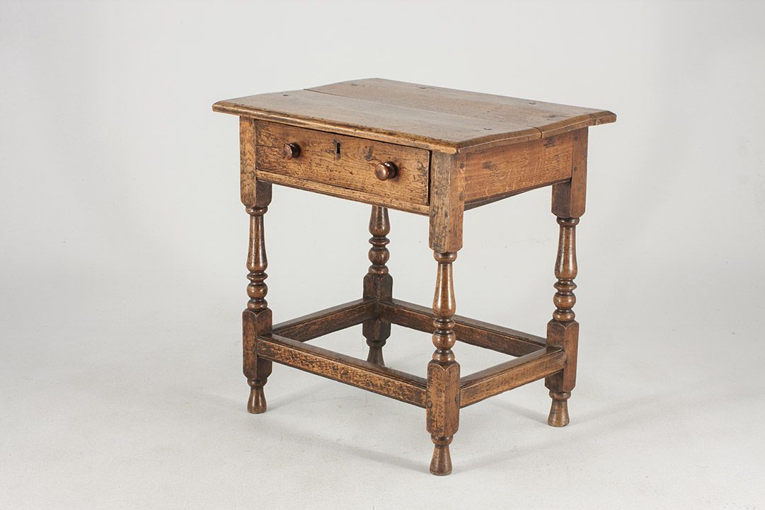 Foto Wooden Side Table Baroque Country Style h72x72x54 **