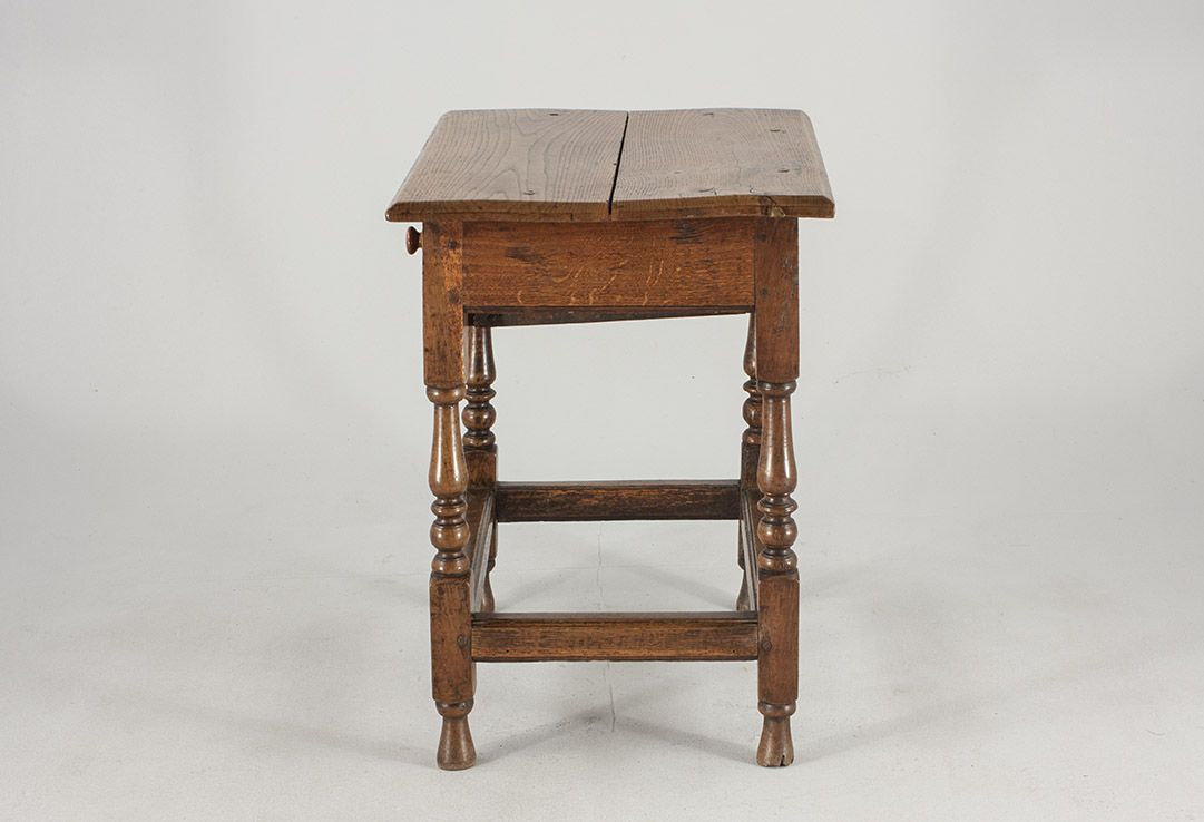 Foto Wooden Side Table Baroque Country Style h72x72x54 **