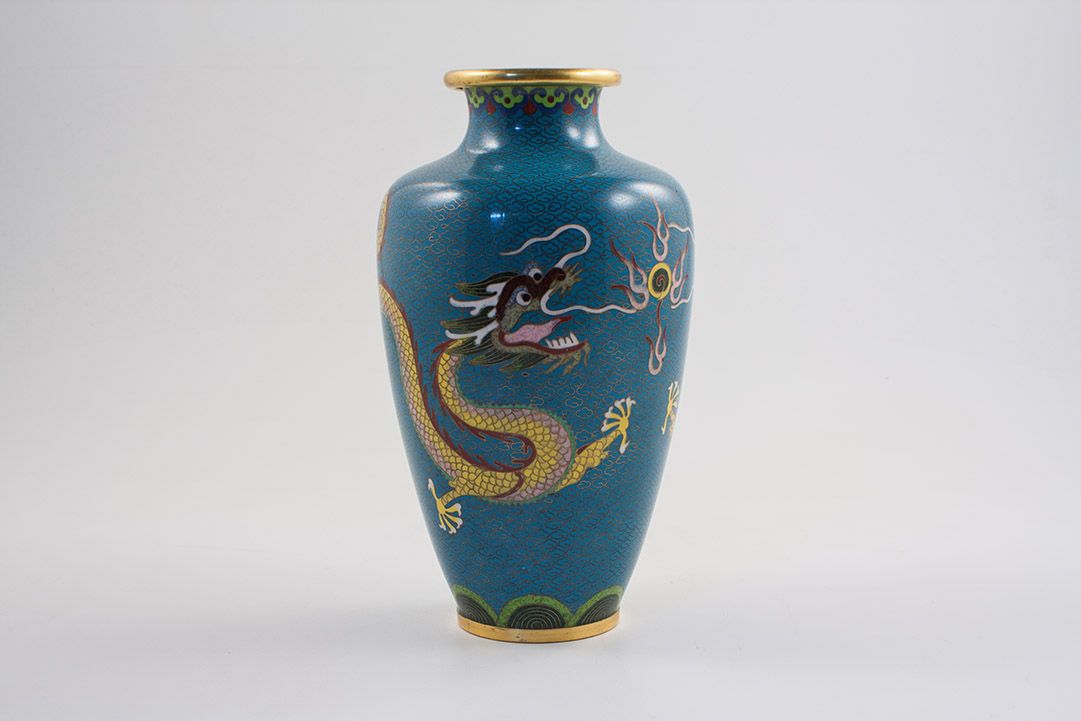 Foto Chinese Vase with Ceramic Patterns in Brass 1957