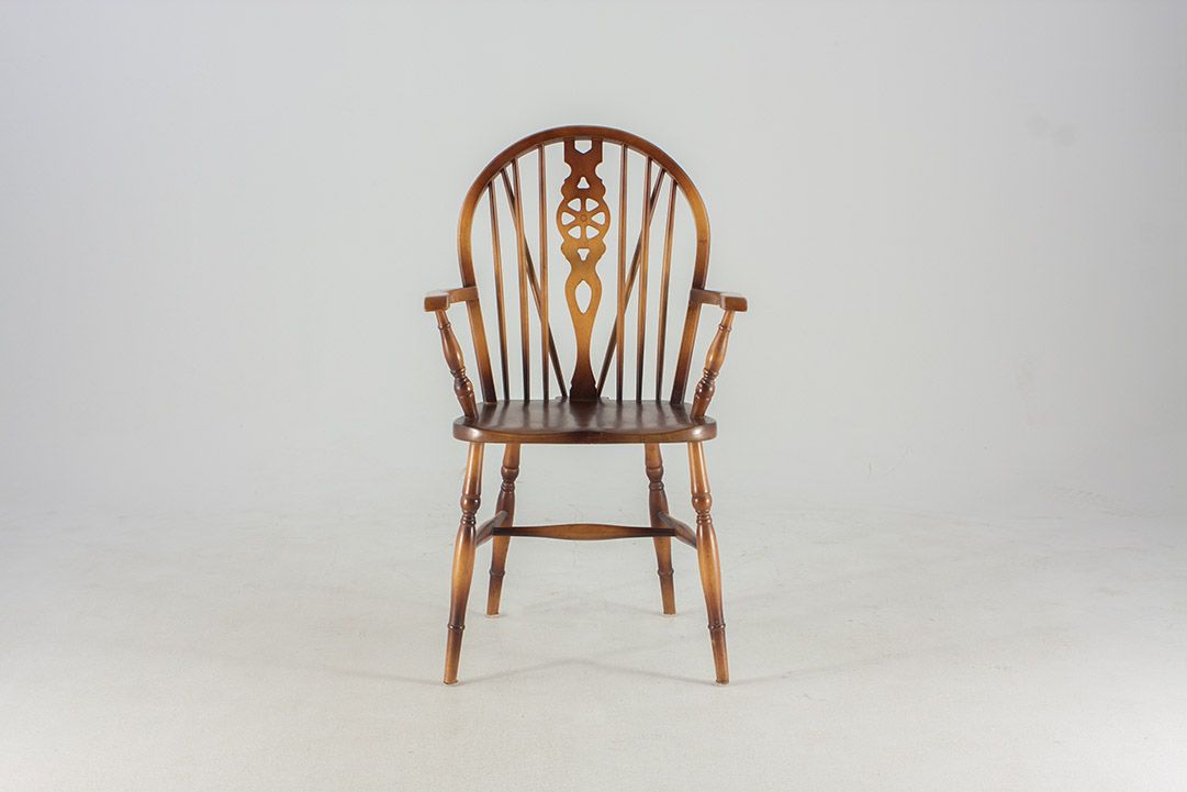 Foto Antique English Wooden Armchair