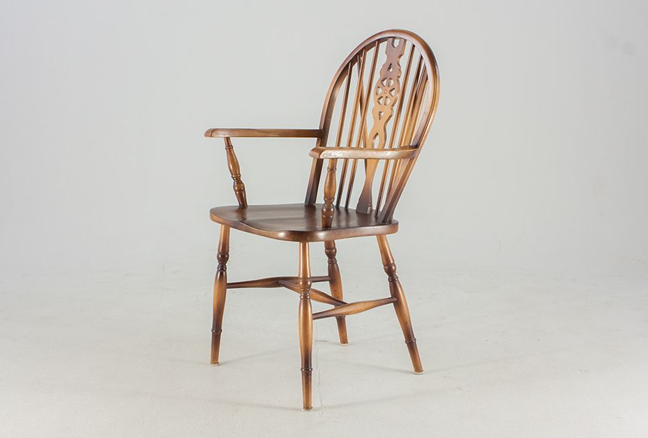 Foto Antique English Wooden Armchair