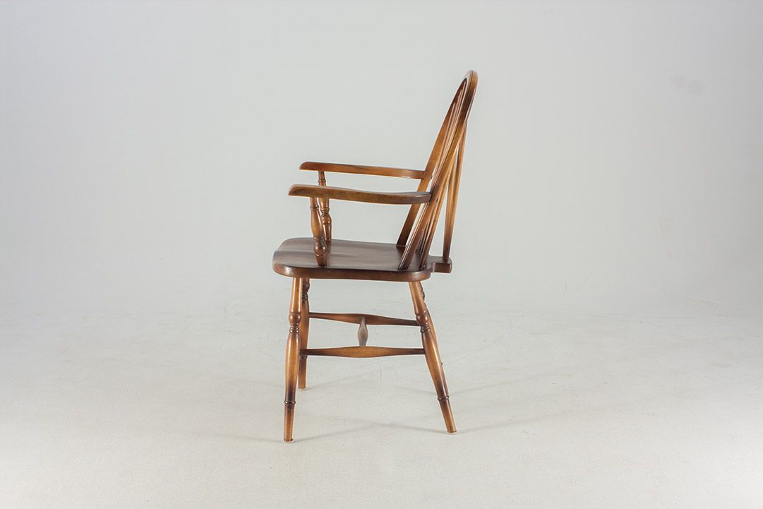 Foto Antique English Wooden Armchair