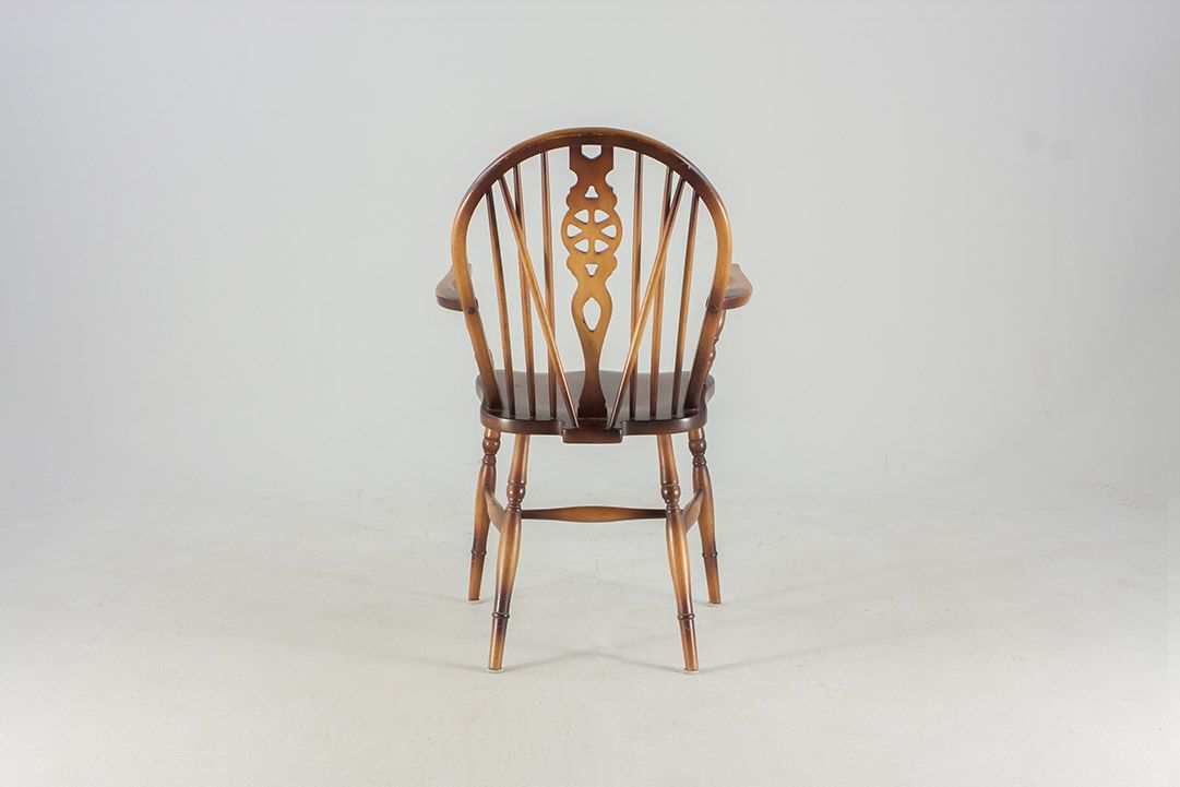 Foto Antique English Wooden Armchair