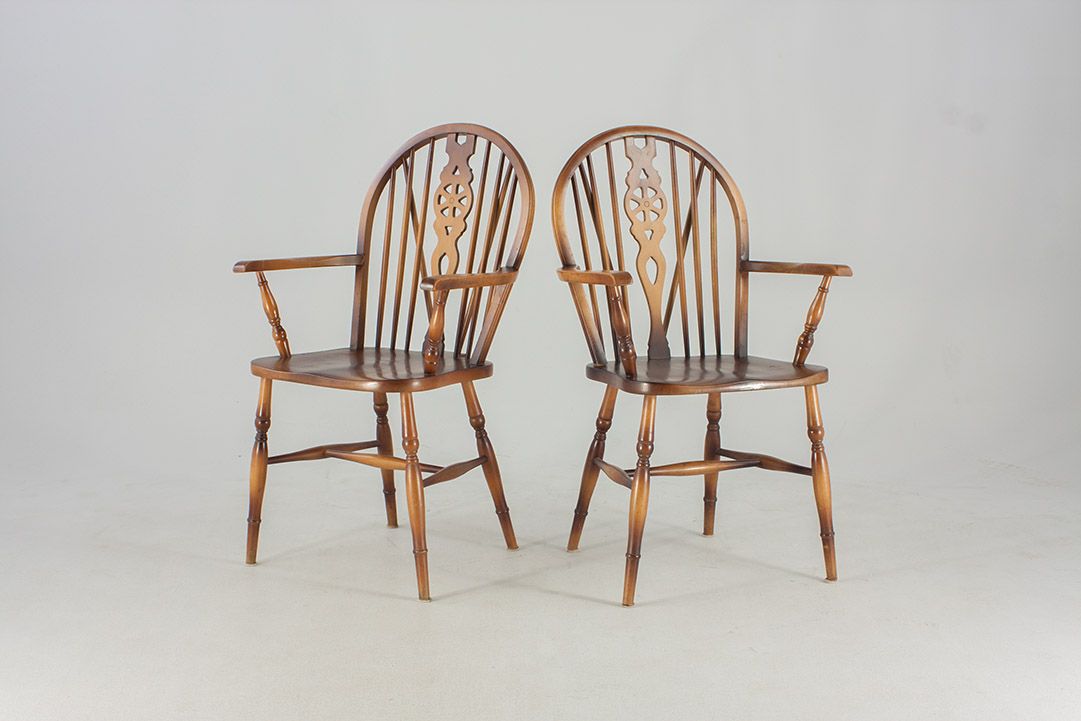 Foto Antique English Wooden Armchair