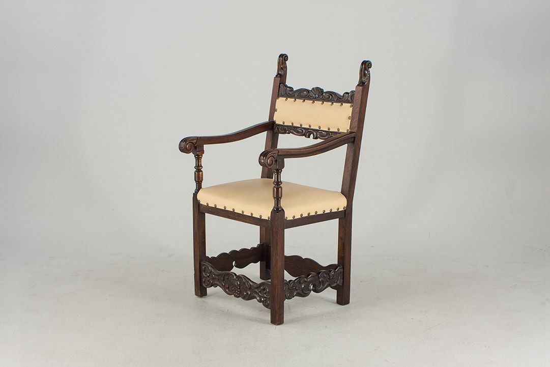 Foto White Upholstered Baronial Armchair 1865