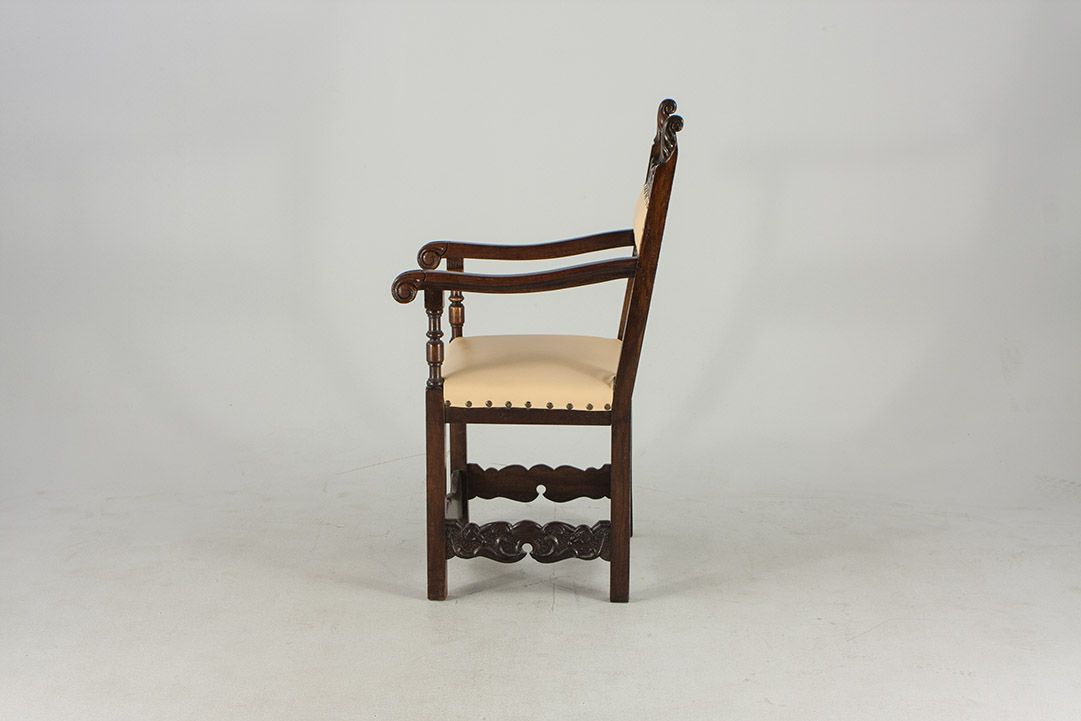 Foto White Upholstered Baronial Armchair 1865