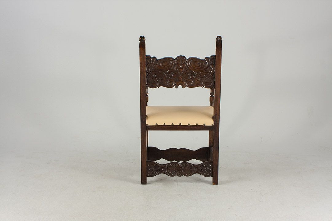 Foto White Upholstered Baronial Armchair 1865