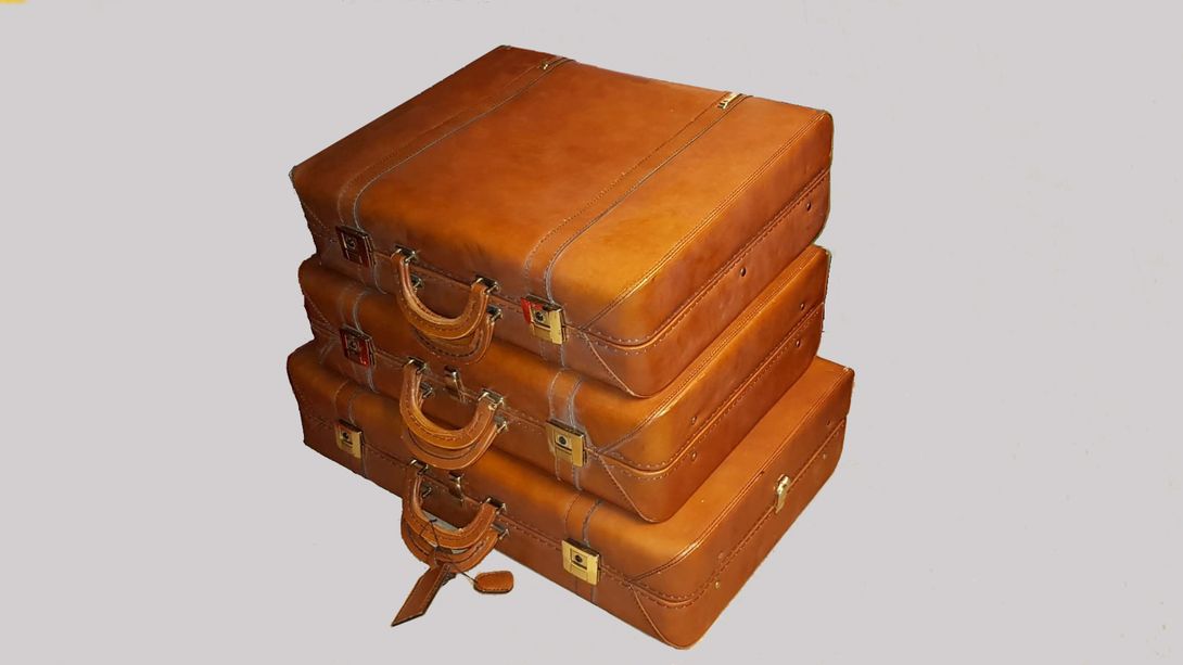Foto Luxurious Leather Suitcase with Brass Fittings 3 Sizes