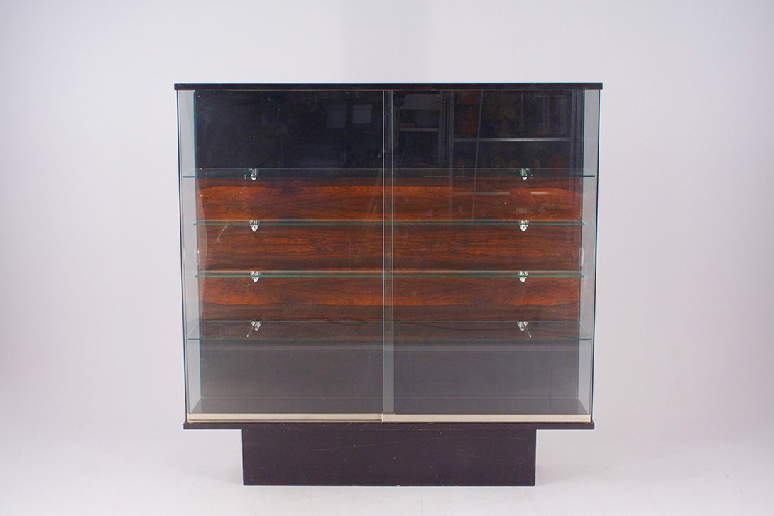 Foto Bauhaus Ebony Cabinet With Glass Front