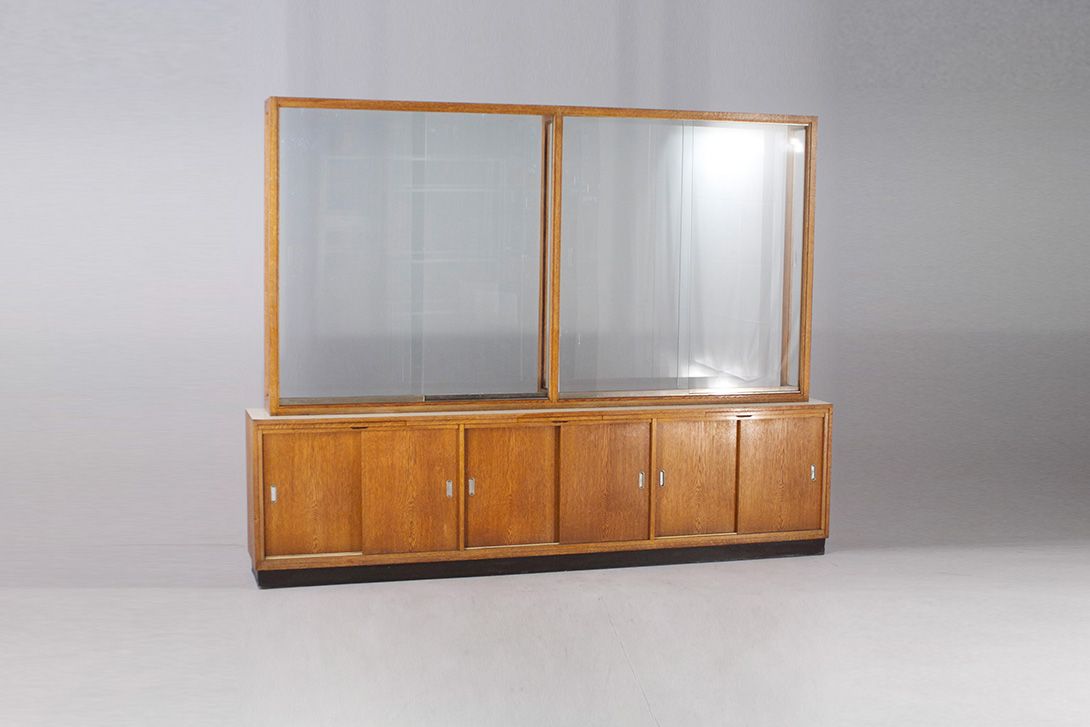 Foto Science Cabinet with Sliding Doors and Double Side Glass Showcase Berlin 1930