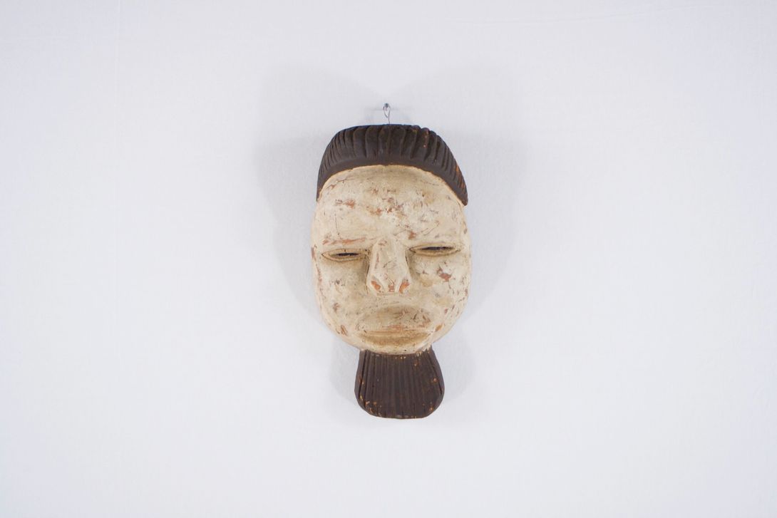 Foto White African Mask, Hanging
