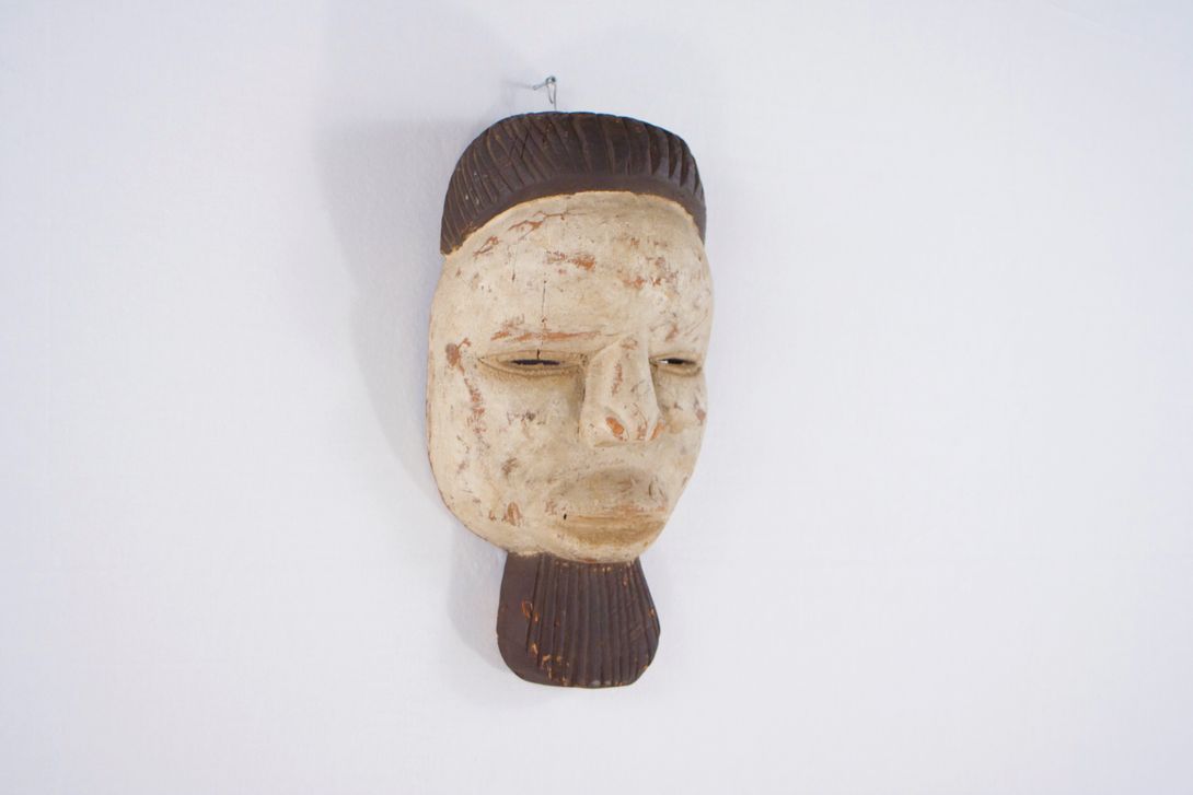 Foto White African Mask, Hanging