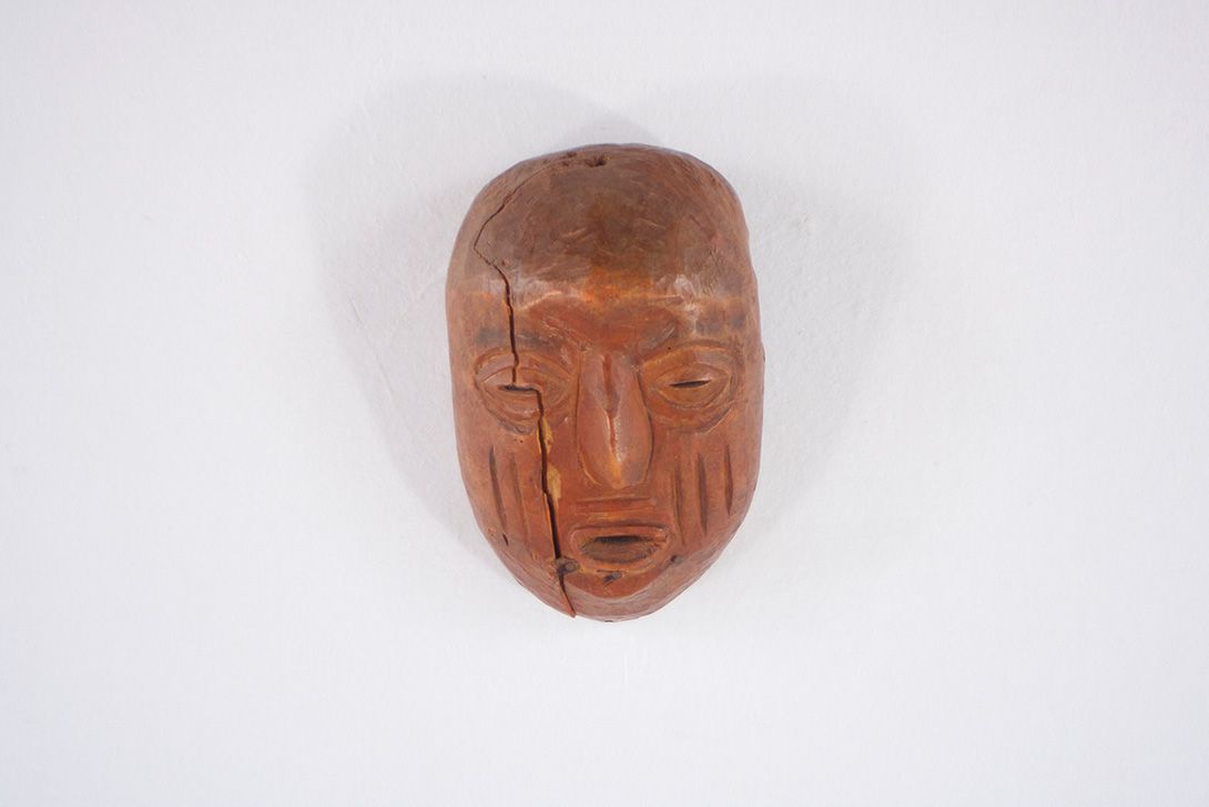 Foto African Mask with Crack