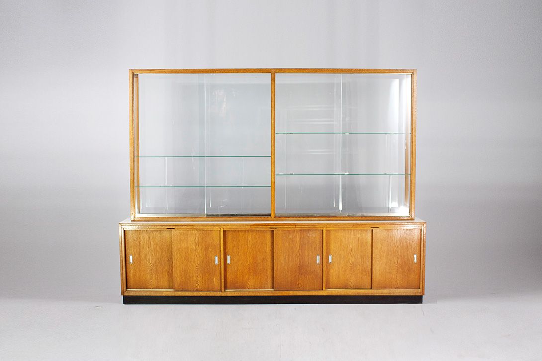 Foto Science Cabinet with Sliding Doors and Double Side Glass Showcase Berlin 1930