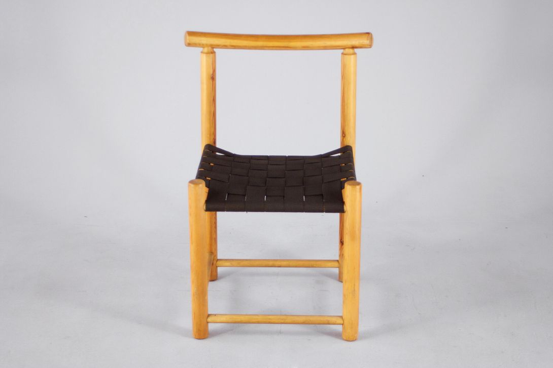 Foto Wooden Chair With Woven Seat *