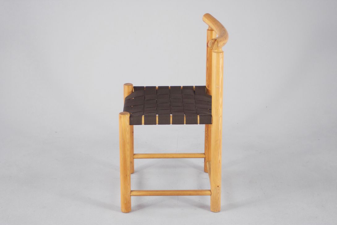Foto Wooden Chair With Woven Seat *