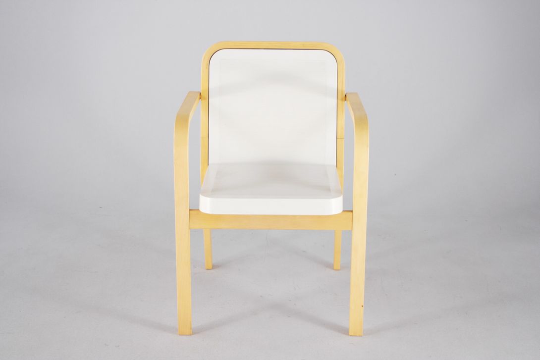 Foto Wooden Chair With White Seat *