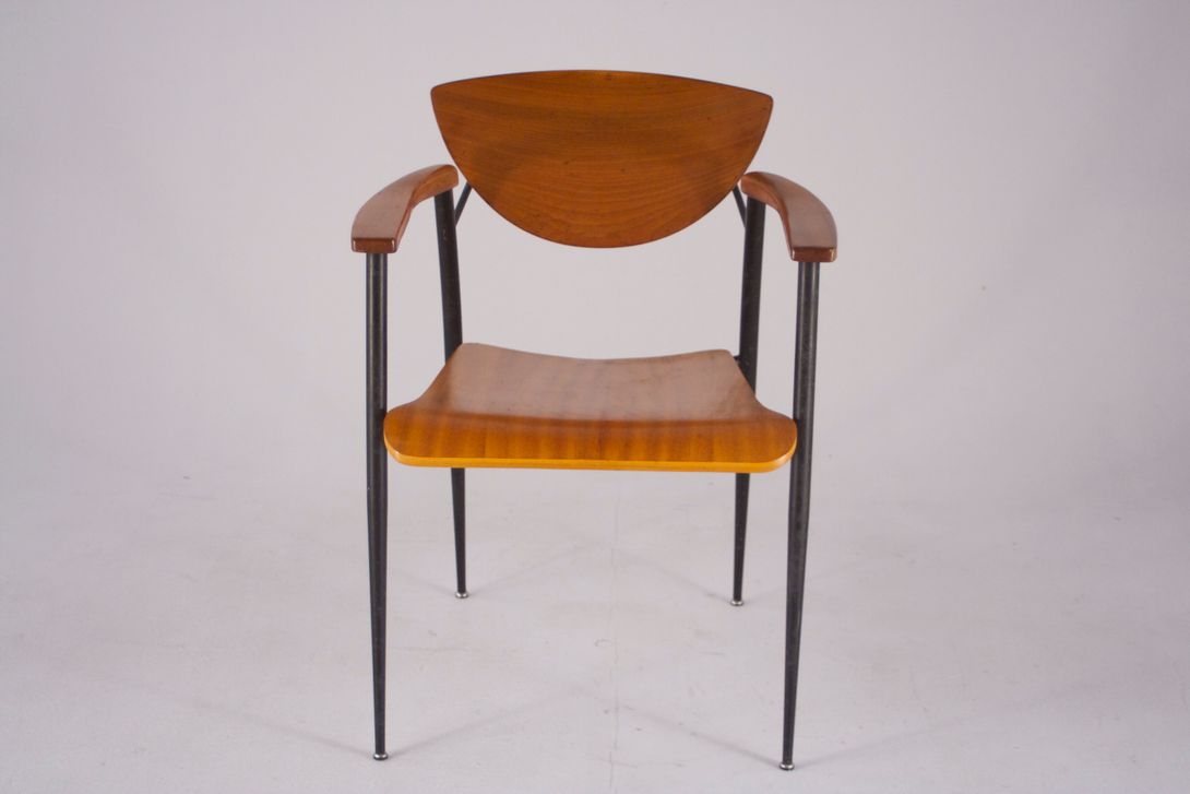Foto Smooth Wooden Chair With Black Frame, Conical Legs and Semi-Spherical Backrest *