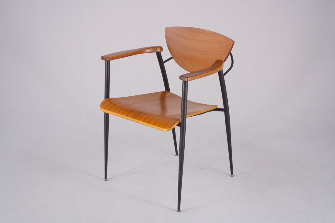 Foto Smooth Wooden Chair With Black Frame, Conical Legs and Semi-Spherical Backrest *