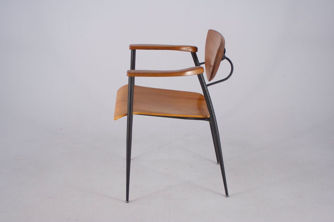 Foto Smooth Wooden Chair With Black Frame, Conical Legs and Semi-Spherical Backrest *